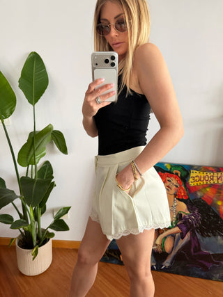 Pantaloncino raso con bordino in pizzo (nero,bianco)