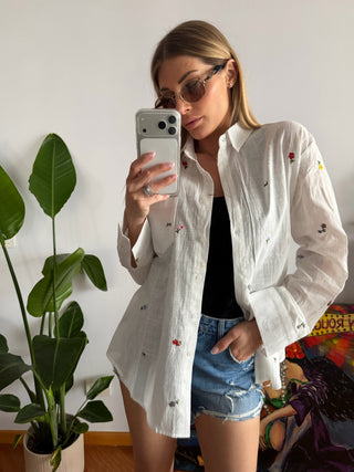 Camicia bianca con ricami