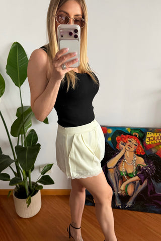 Pantaloncino raso con bordino in pizzo (nero,bianco)